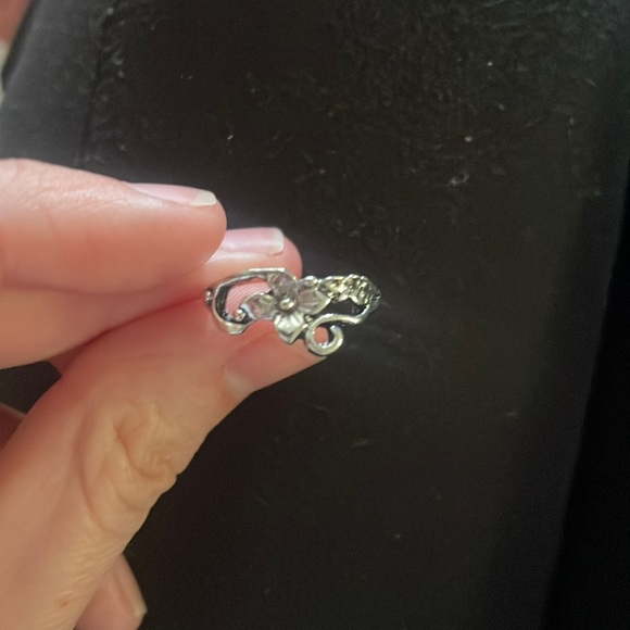 Silver flower ring - Picture 2 of 9